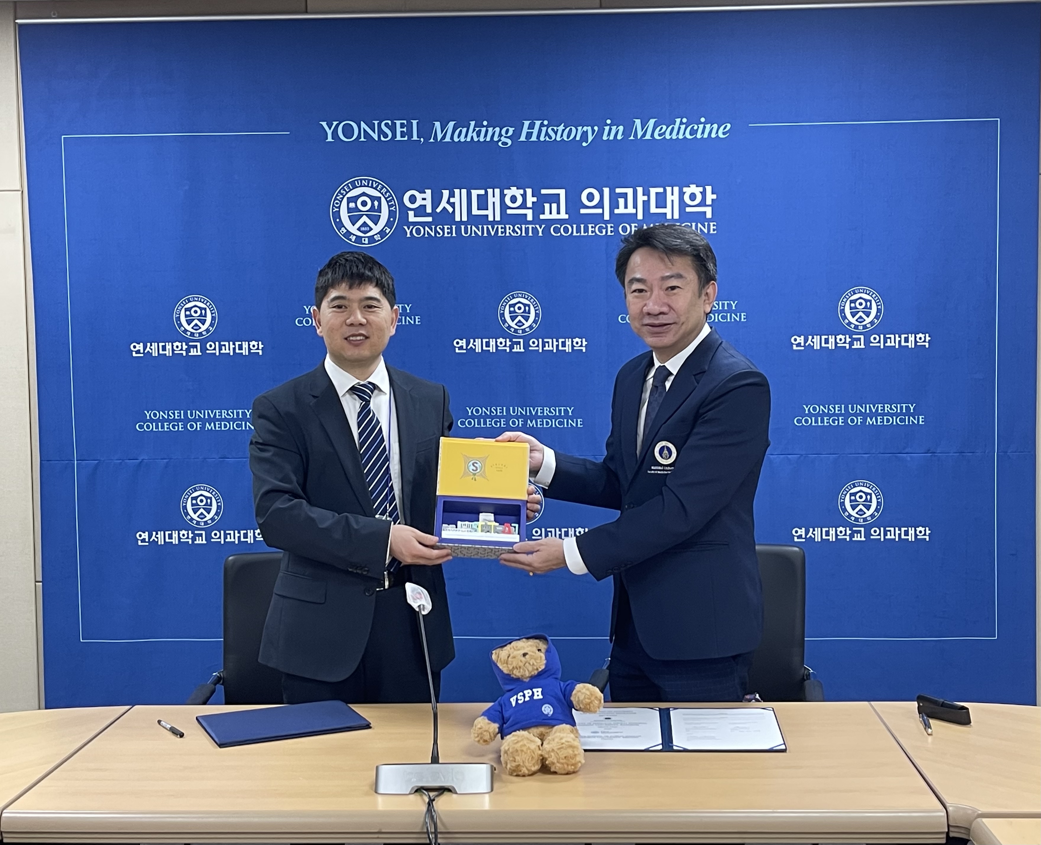 清华万科环球体育官网
与泰国玛希隆大学医学部诗里拉吉医院签订学生交换协议